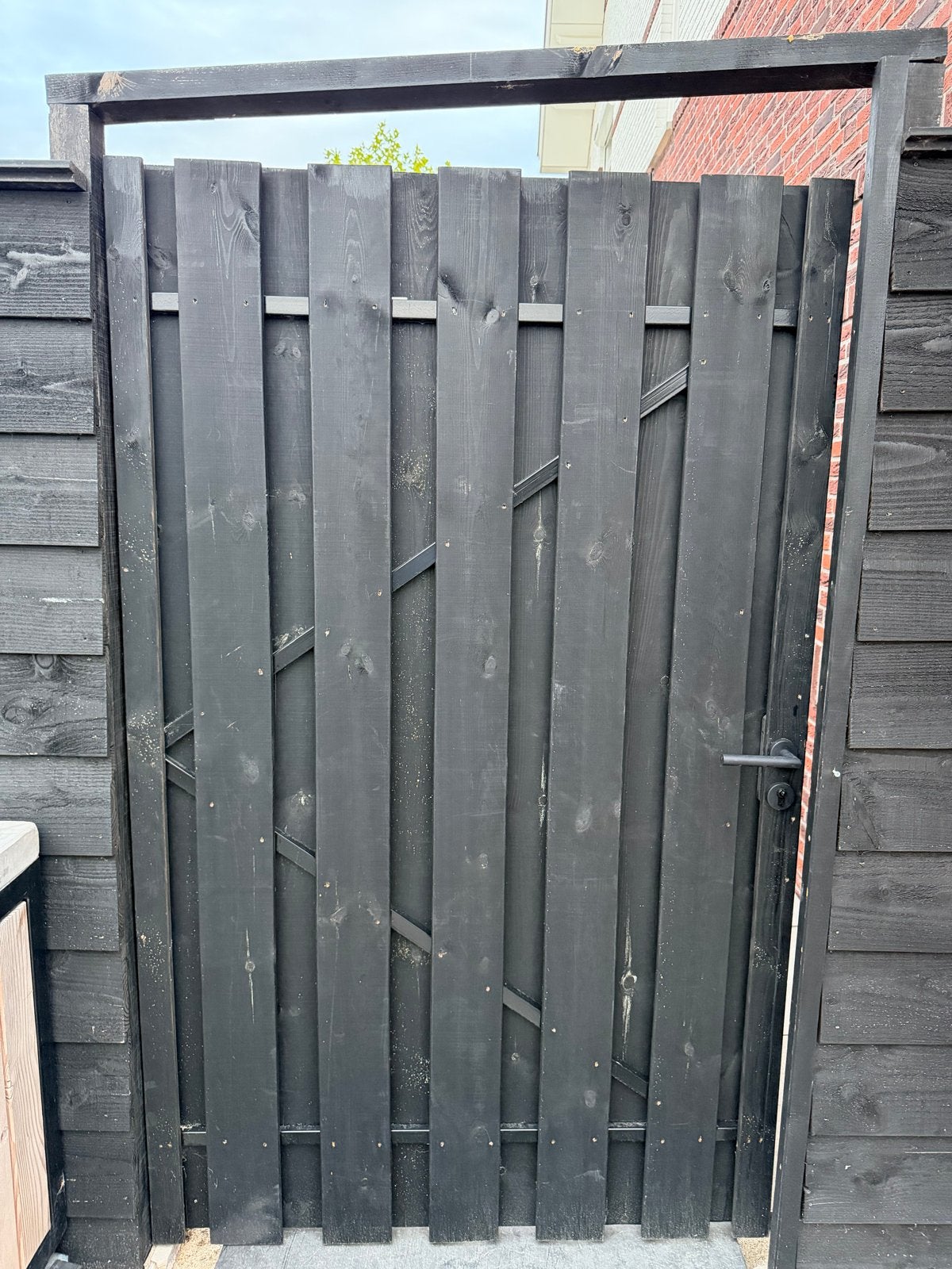 Zwarte houten poort op stalen frame met slot en handvat, Tuin en Terras, Tuinpoorten, Ophalen, Gebruikt, 100 tot 150 cm, Looppoort