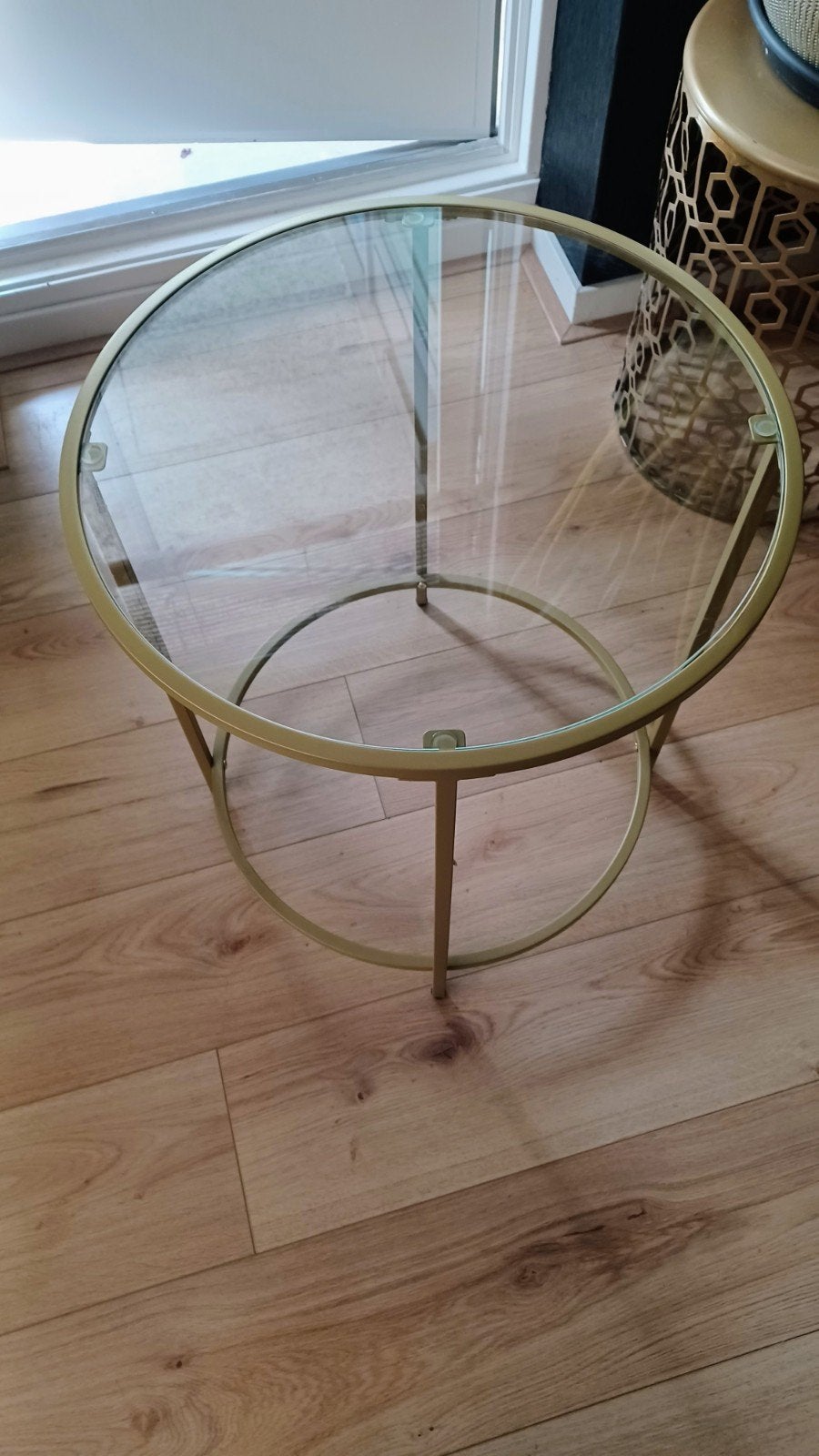 2 goudkleurig met glazen blad bijzettafels., 45 tot 60 cm, Minder dan 55 cm, Rond, Nieuw