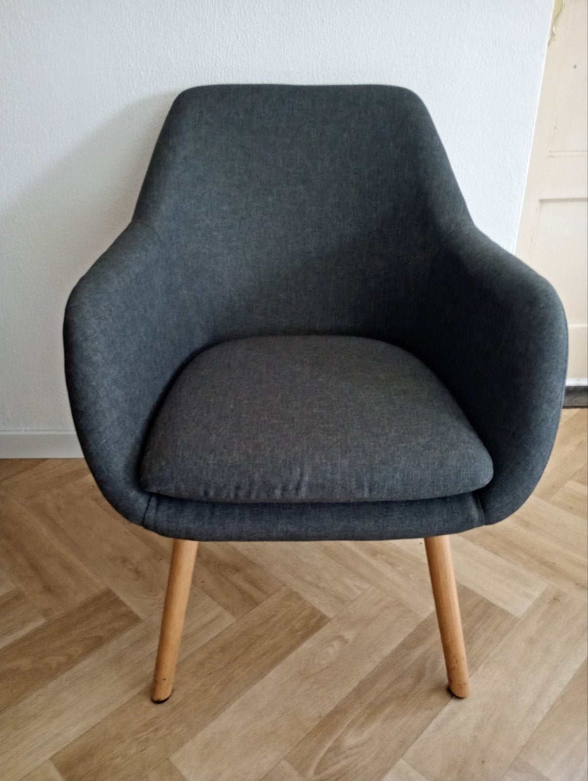 Comfortabele donkergrijze stoel met houten poten, Ophalen