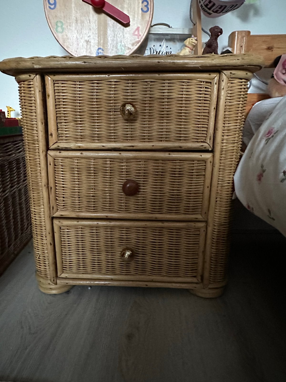 Rotan nachtkastje met 3 laden en vakverdeling, Overige materialen, Gebruikt, Minder dan 45 cm, 55 tot 70 cm