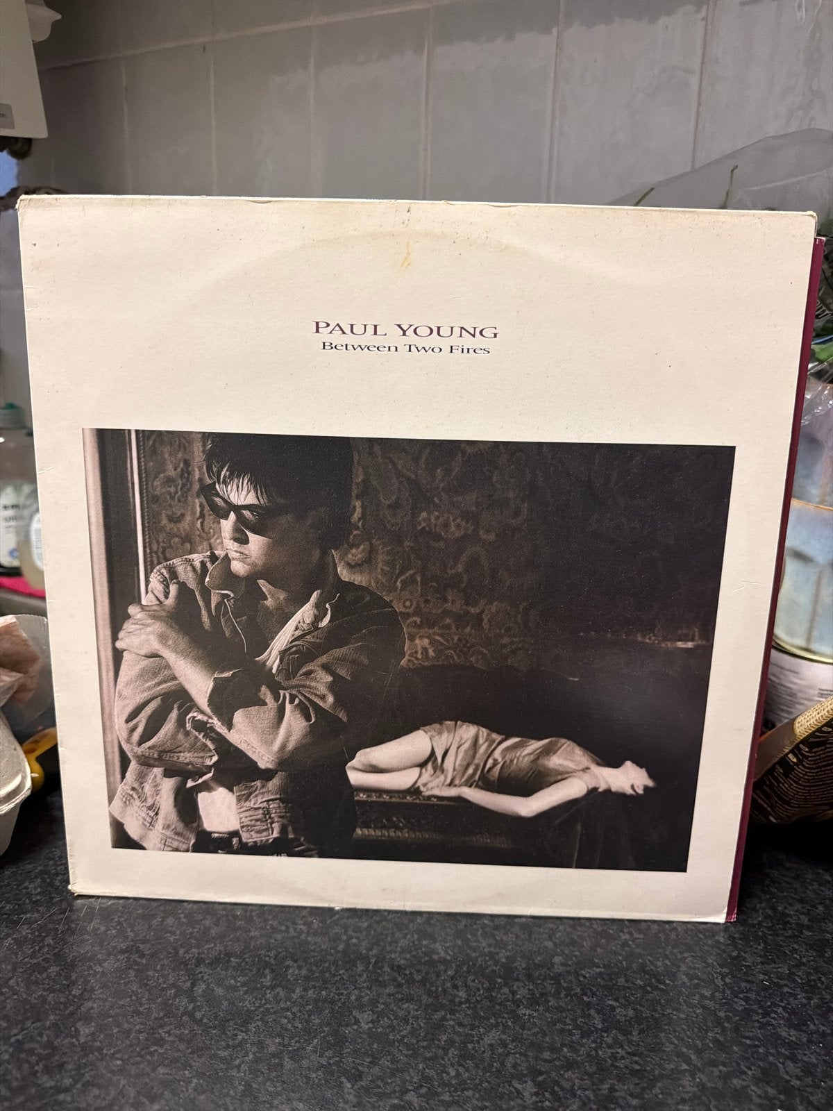 3.  Paul Young - Between Two Fires LP (Pop, 1986), Cd's en Dvd's, LP, Gebruikt, Pop, Ophalen of Verzenden