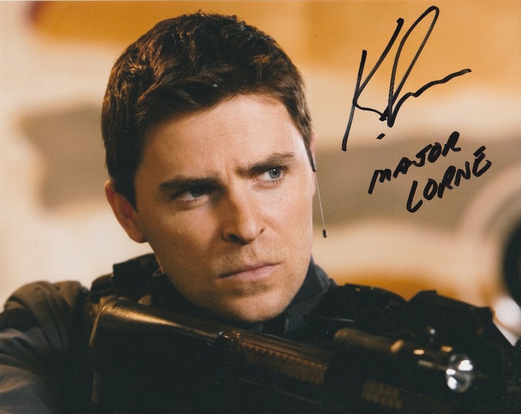 Gesigneerde foto's van Major Lorne uit StarGate, Verzamelen, Verzenden, Voor 1940, Overige onderwerpen