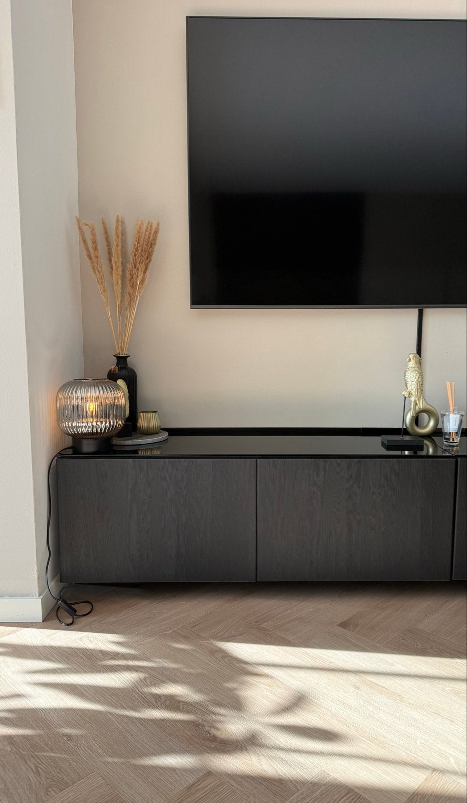 IKEA BESTÅ TV-meubel met glazen blad en wandmontage, Ophalen, 100 tot 150 cm, Zo goed als nieuw, Minder dan 100 cm