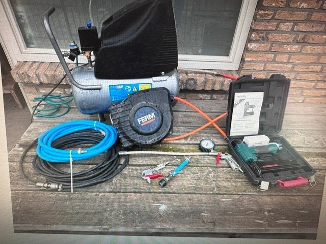 compressor met slang haspel en tacker+diversen, Doe-het-zelf en Verbouw, Compressors, Ophalen, 6 tot 10 bar, Zo goed als nieuw