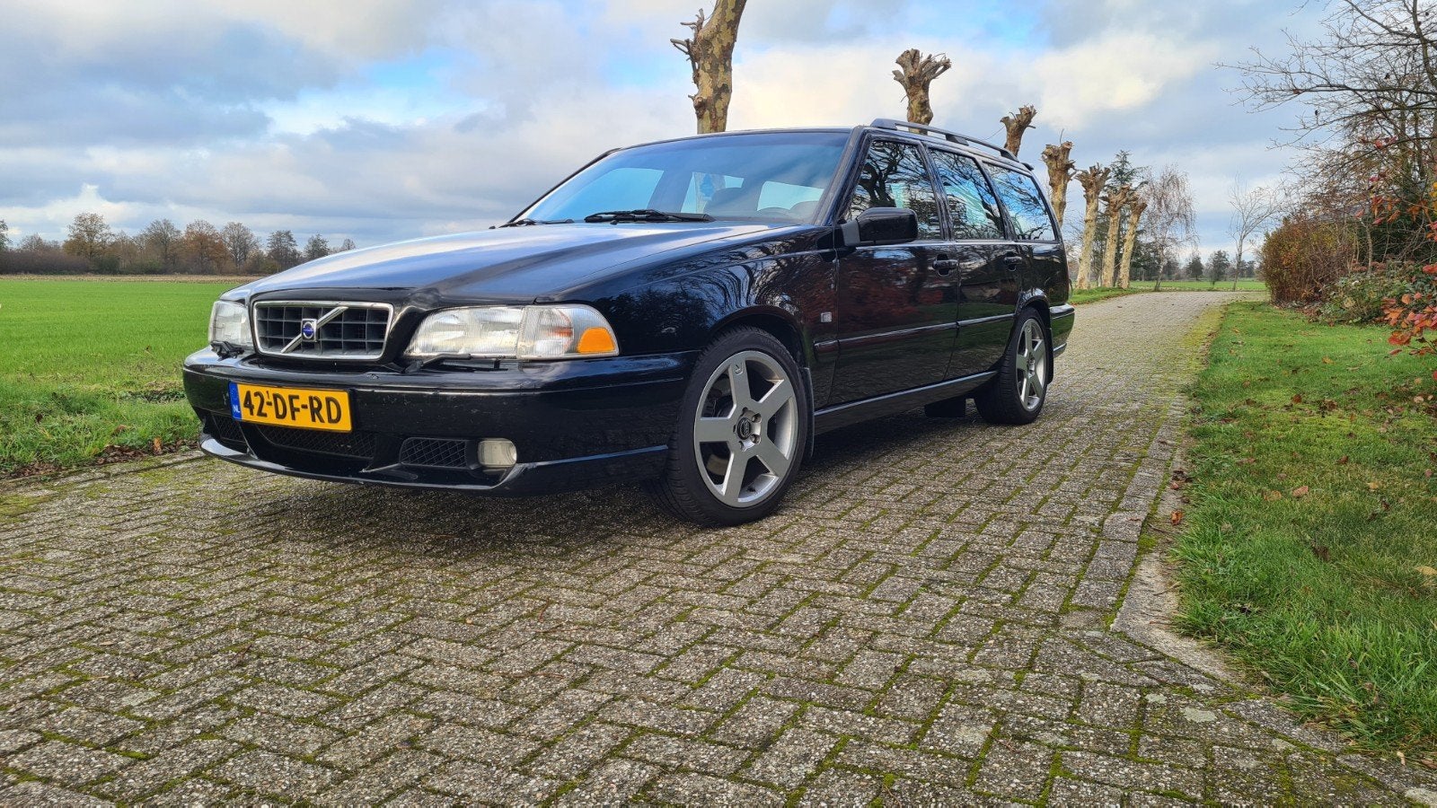 Volvo V70 2.4 R AWD AUT 1999 Zwart, Auto's, Automaat, Zwart, Stationwagon, 2435 cc