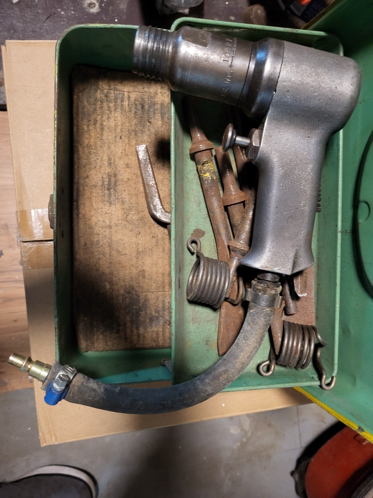 Pneumatische hamer met diverse beitels en accessoires, Doe-het-zelf en Verbouw, Gereedschap | Handgereedschap, Ophalen of Verzenden