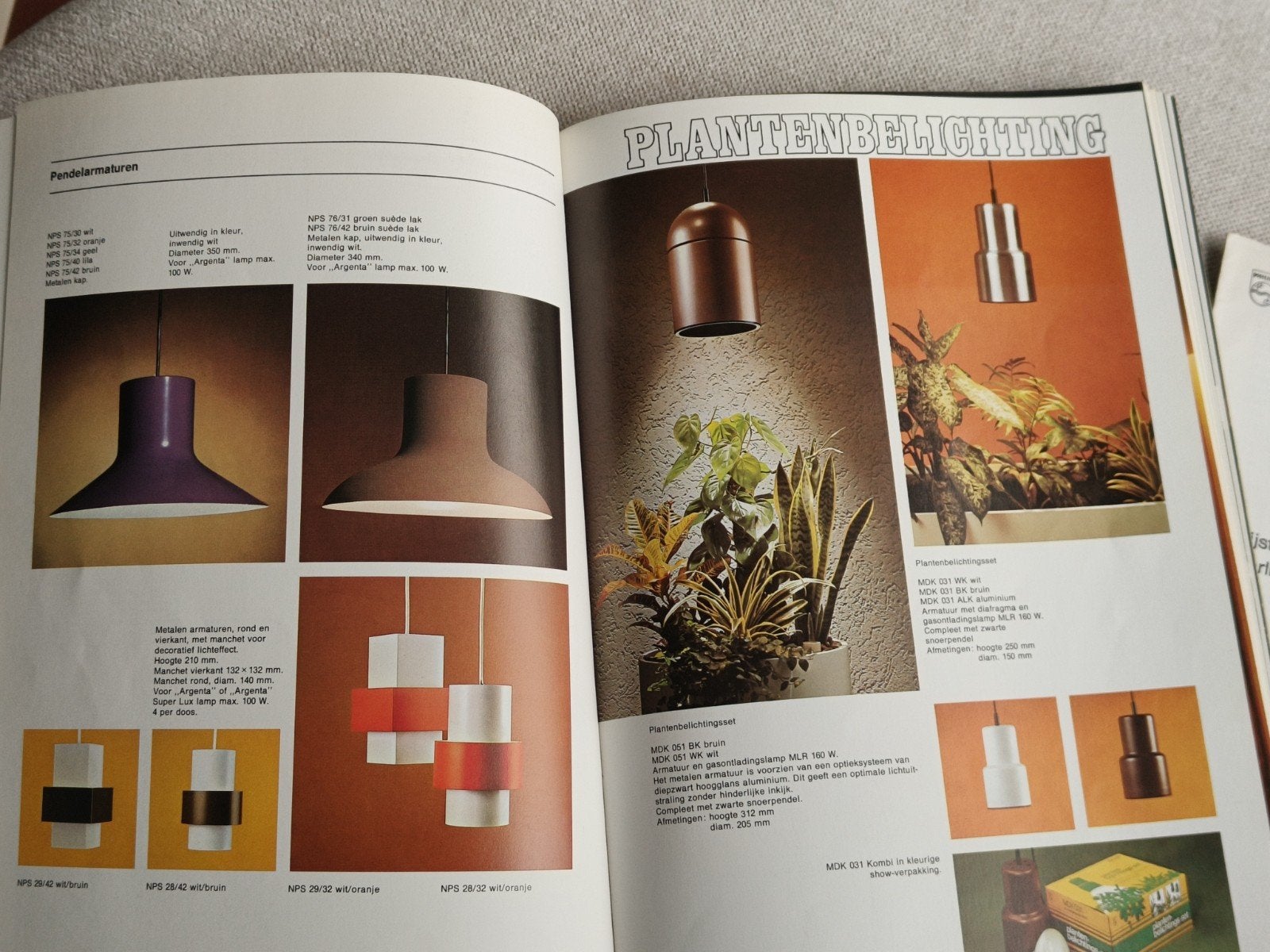 PHILIPS, CATALOGUS ARMATUREN HUISVERLICHTING., Boeken, Ophalen of Verzenden, Gelezen