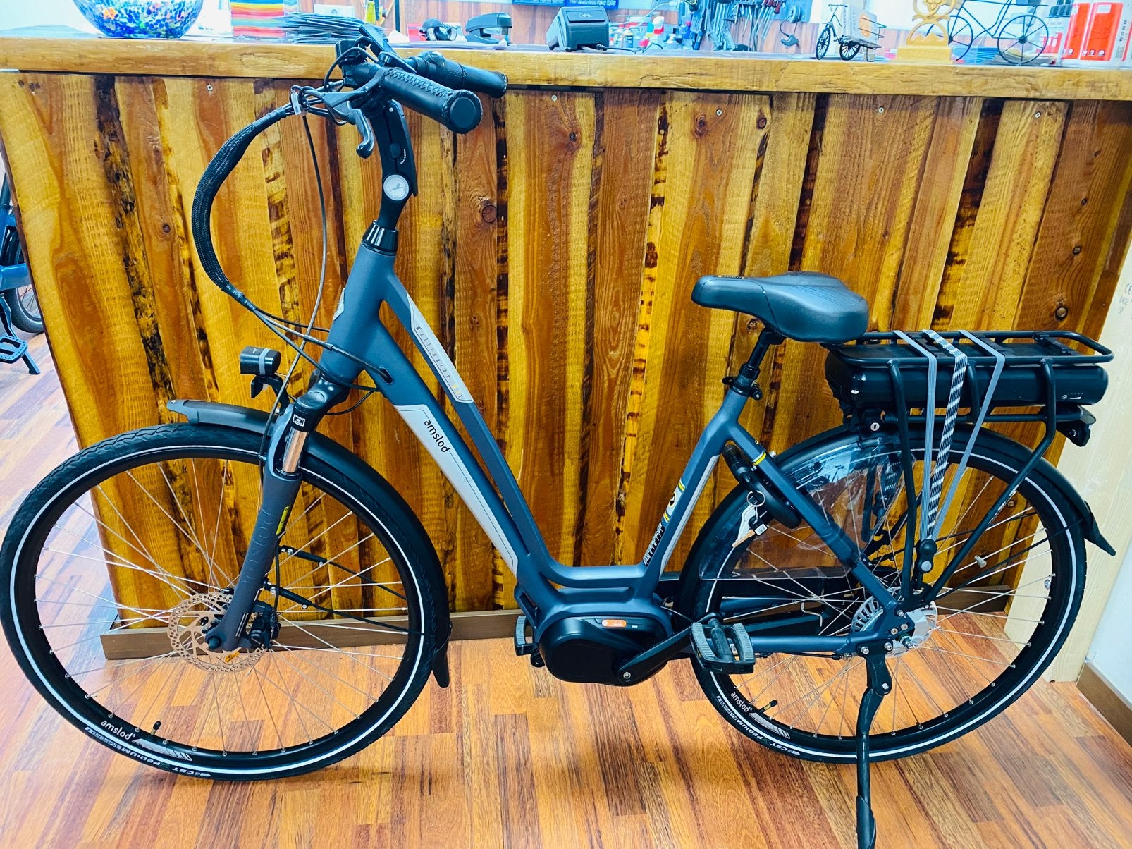 Elektriche fiets amslod  Middenmotor 1356 km, 53 tot 56 cm, Versnellingen, Zo goed als nieuw, Schijfrem