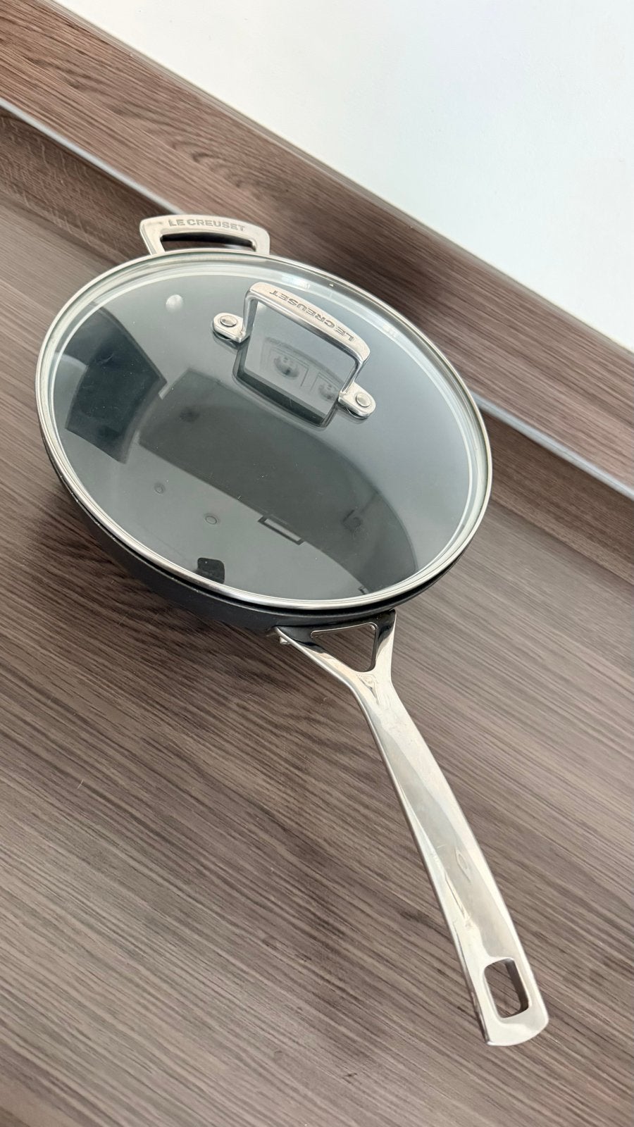 Le Creuset Wokpan 26 cm MET glazen deksel, Huis en Inrichting, Keuken | Potten en Pannen, Gebruikt, Met deksel, Aluminium, Le Creuset