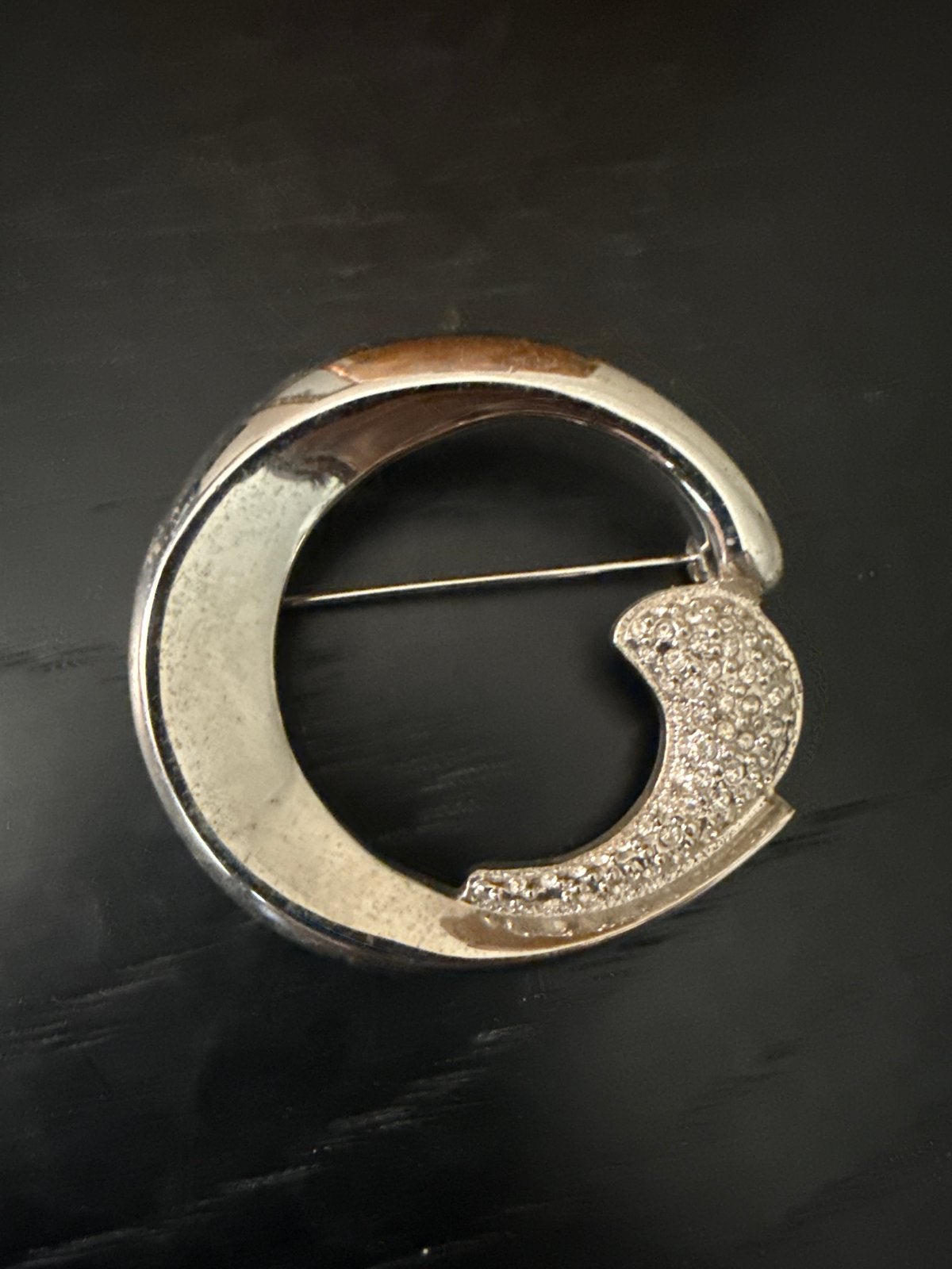 Vintage Broche met Strass - Elegant en Tijdloos, Overige materialen, 4 tot 7 cm, Gebruikt, Ophalen of Verzenden