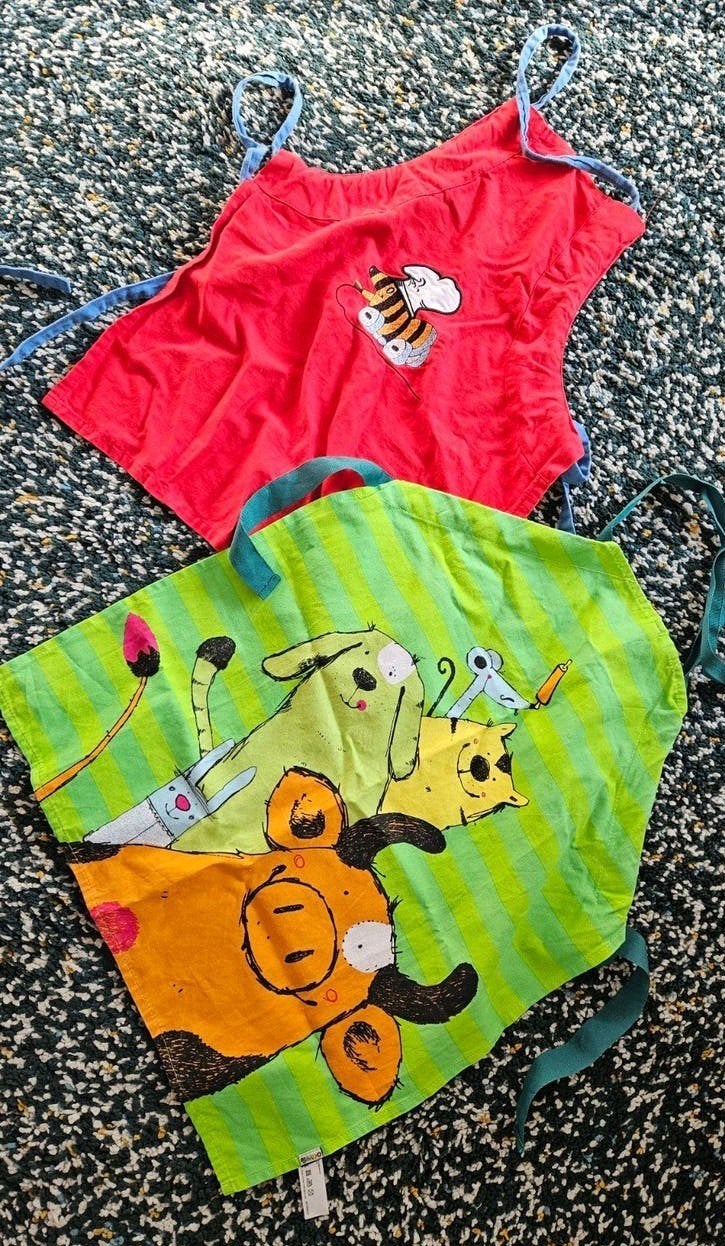 2 Schattige Kinder Schorten - Rood en Groen, Ophalen of Verzenden, Gebruikt, Onbekend, Jongen of Meisje