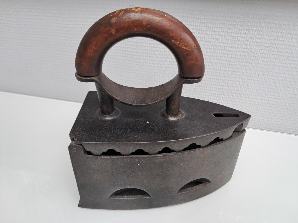 Antiek strijkijzer op kolen - decoratief, Ophalen of Verzenden