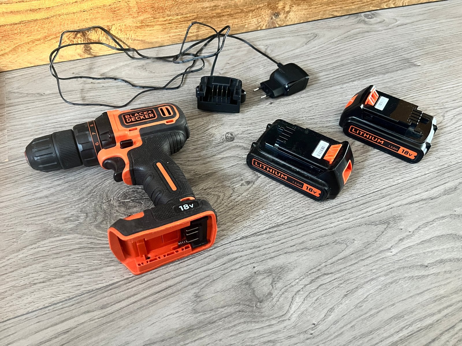 Black+Decker 18V Boor-/Schroefmachine met 2 accu's, Ophalen of Verzenden, Zo goed als nieuw, Boor- en Schroefmachine