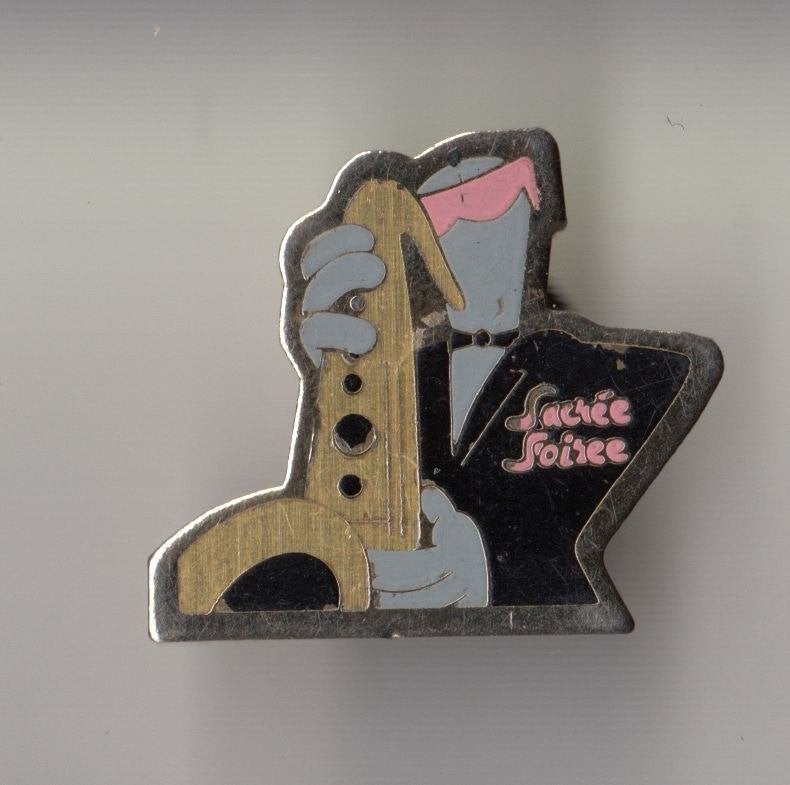 Saxofoon pin Saxophone Sacree Soiree, Verzamelen, Speldjes, Pins en Buttons, Gebruikt, Niet vindbaar, Niet vindbaar, Speldje of Pin