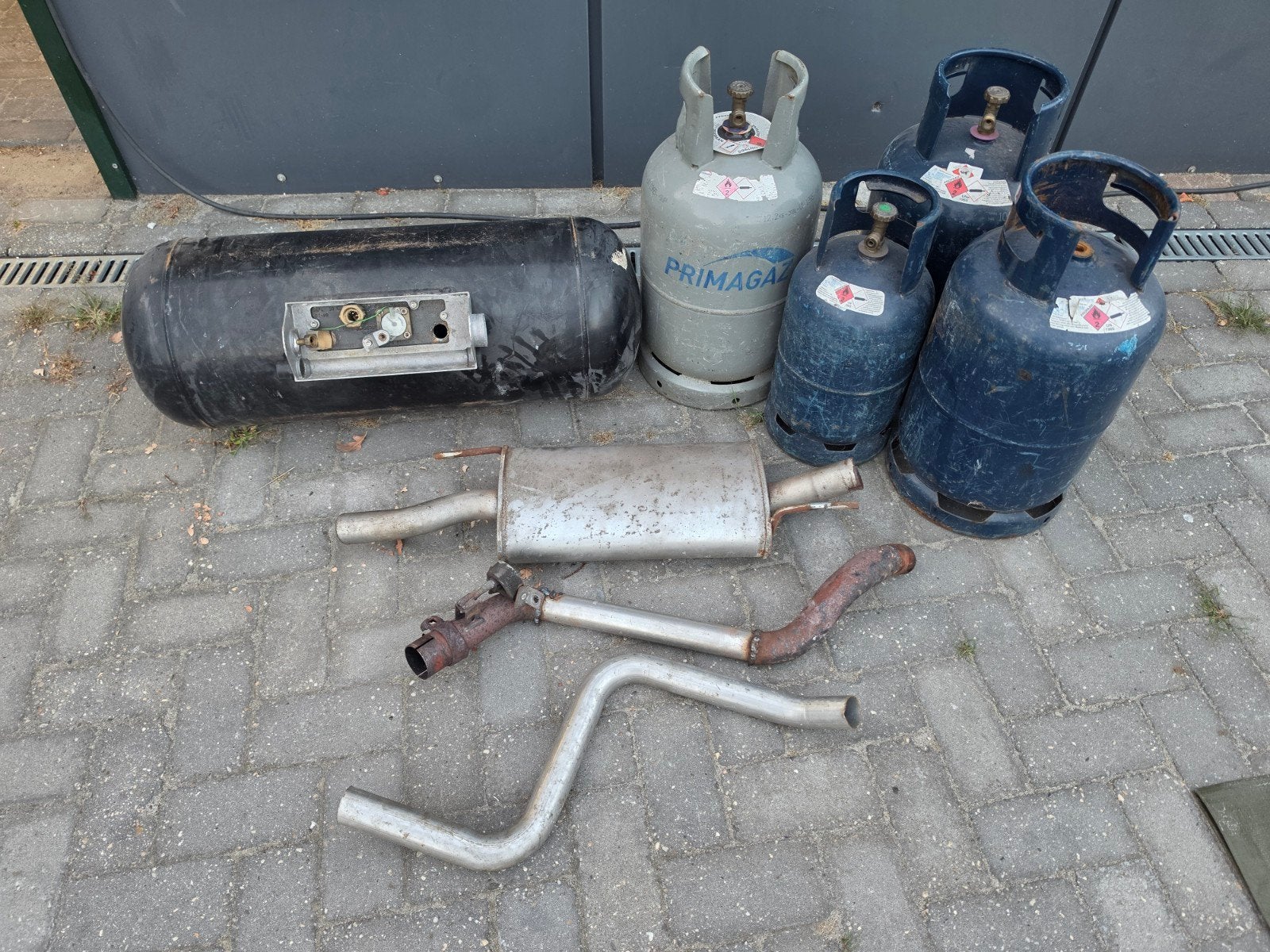 LPG tank, gasflessen en uitlaatdelen € 60 euro, Ophalen, Gebruikt, Universele onderdelen