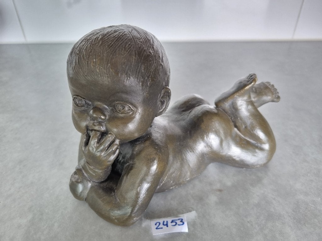 Beeldje baby Mat Vanders  2453, Antiek en Kunst, Overige onderwerpen, Natuurlijk materiaal, Ophalen of Verzenden, Beeld