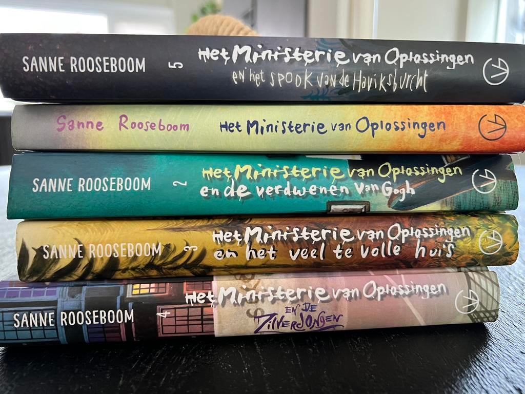 Ministerie van Oplossingen - Sanne Rooseboom - complete set, Boeken, Ophalen, Zo goed als nieuw, Fictie