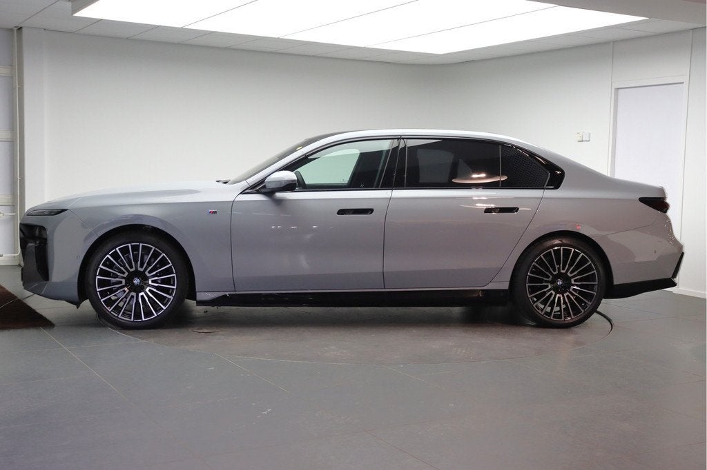 BMW i7 eDrive50 High Executive M Sport / Panoramadak / Stoel, Auto's, BMW, Achterwielaandrijving, Gebruikt, Zwart, Met garantie (alle)