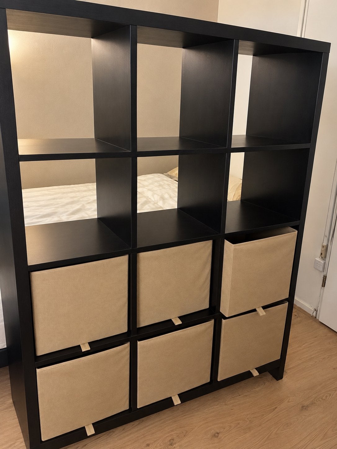 Zwart Kallax-achtig vakkenkast met opbergboxen, Ophalen, Met plank(en), Gebruikt, 100 tot 150 cm