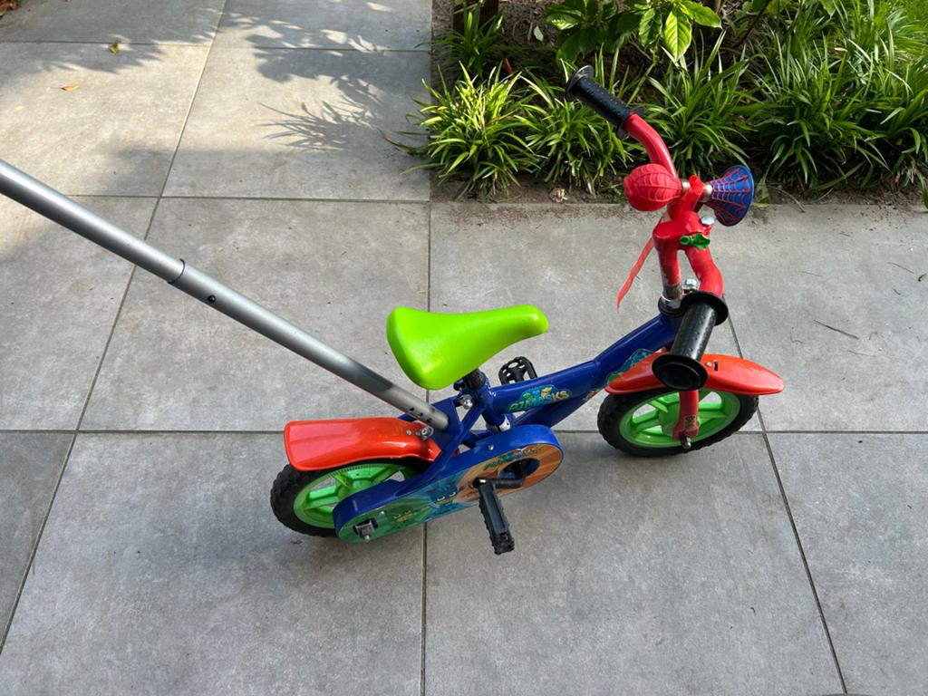 Kinderfietsje met duwstang - PJ Masks & Spiderman, Fietsen en Brommers, Fietsen | Kinderfietsjes, Ophalen, Gebruikt, Terugtraprem