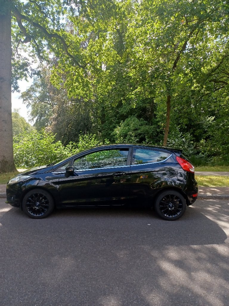 Ford Fiësta 1.6TDCI 70KW 3DR 2013 Zwart, Auto's, Bi-Xenon koplampen, Dealer onderhouden, Achterwielaandrijving, 96 €/maand