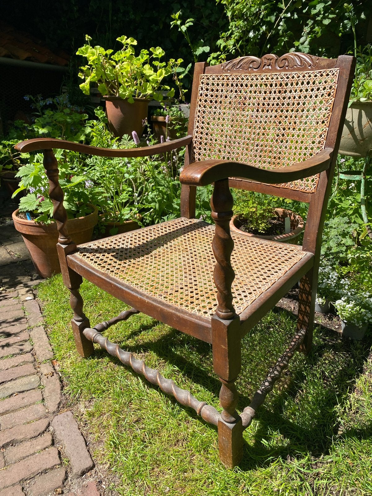 Antieke rotan stoel met houtsnijwerk, Antiek en Kunst, Ophalen