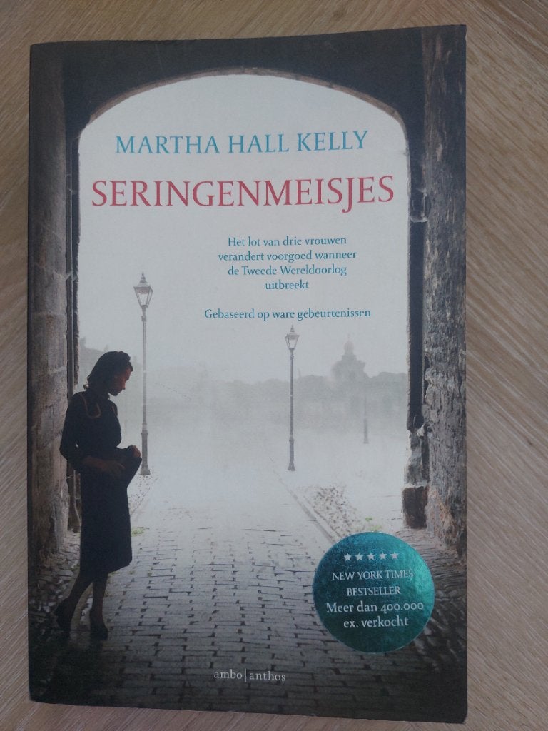 Roman: Seringenmeisjes van Martha Hall Kelly, Ophalen of Verzenden, Zo goed als nieuw, Marha Hall Kelly
