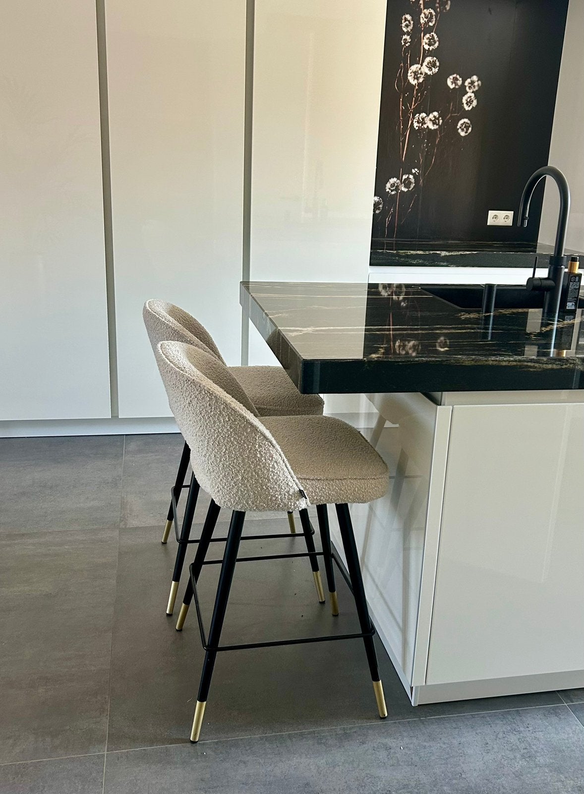 Eichholtz bar stoel bouclé, Huis en Inrichting, Stoffering | Vloerbedekking, Zo goed als nieuw, Overige typen, Wit, 75 m² of meer