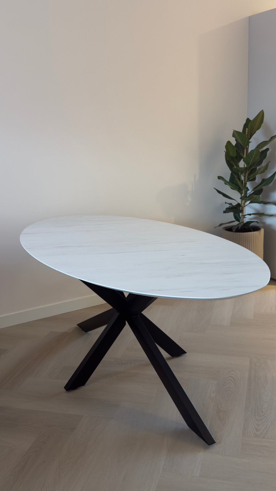 Ovale eettafel, marmerlook met zwart onderstel, Huis en Inrichting, Ophalen, 200 cm of meer, 50 tot 100 cm, Zo goed als nieuw