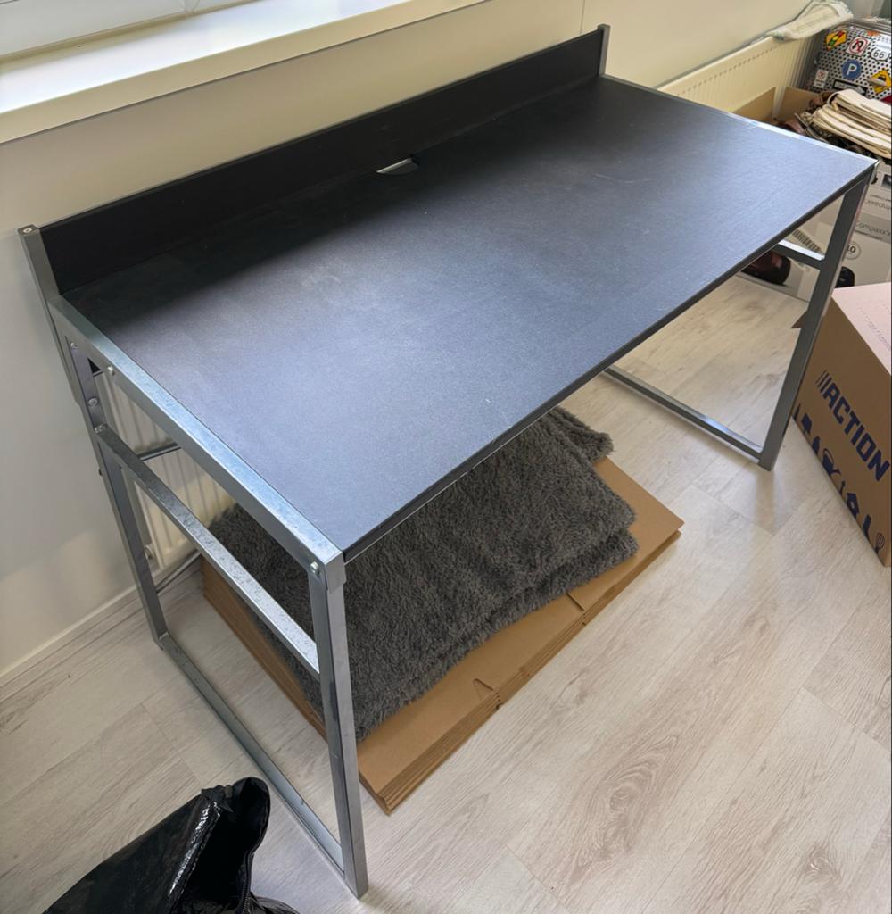 Modern zwart bureau met metalen frame, Huis en Inrichting, Bureaus, Ophalen, Zwart, Gebruikt, Metaal