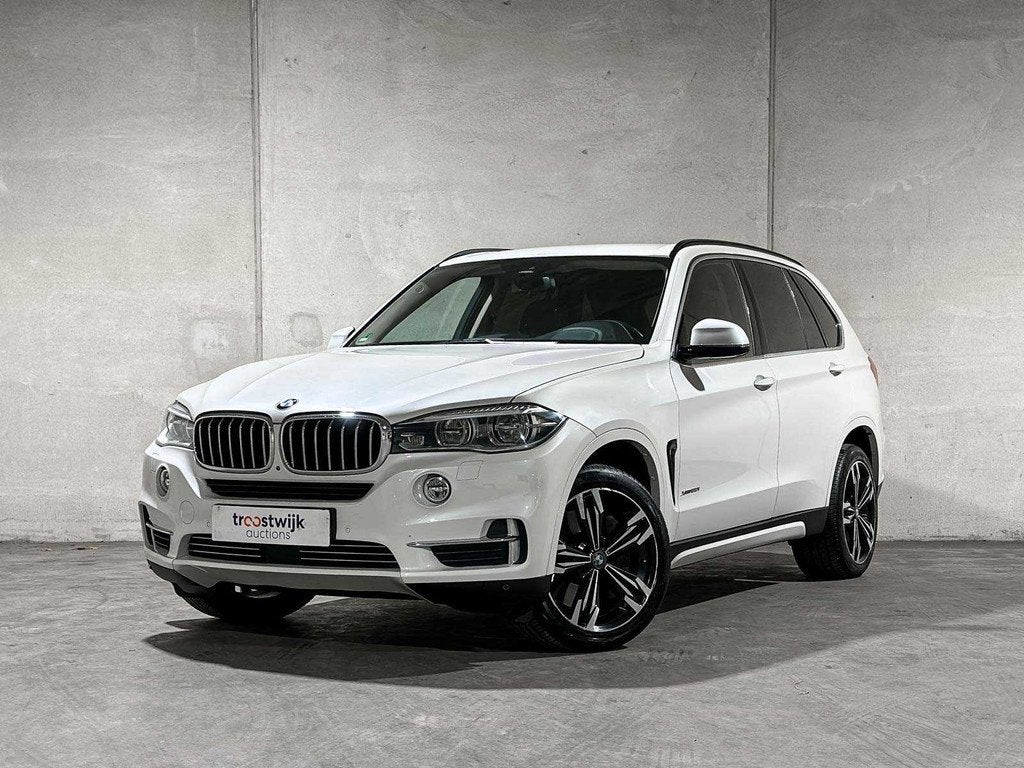 BMW X5 xDrive50i 4.4 V8 High Executive 449pk 2014, J-094-RR, Auto's, Euro 5, Gebruikt, X5, 138 €/maand