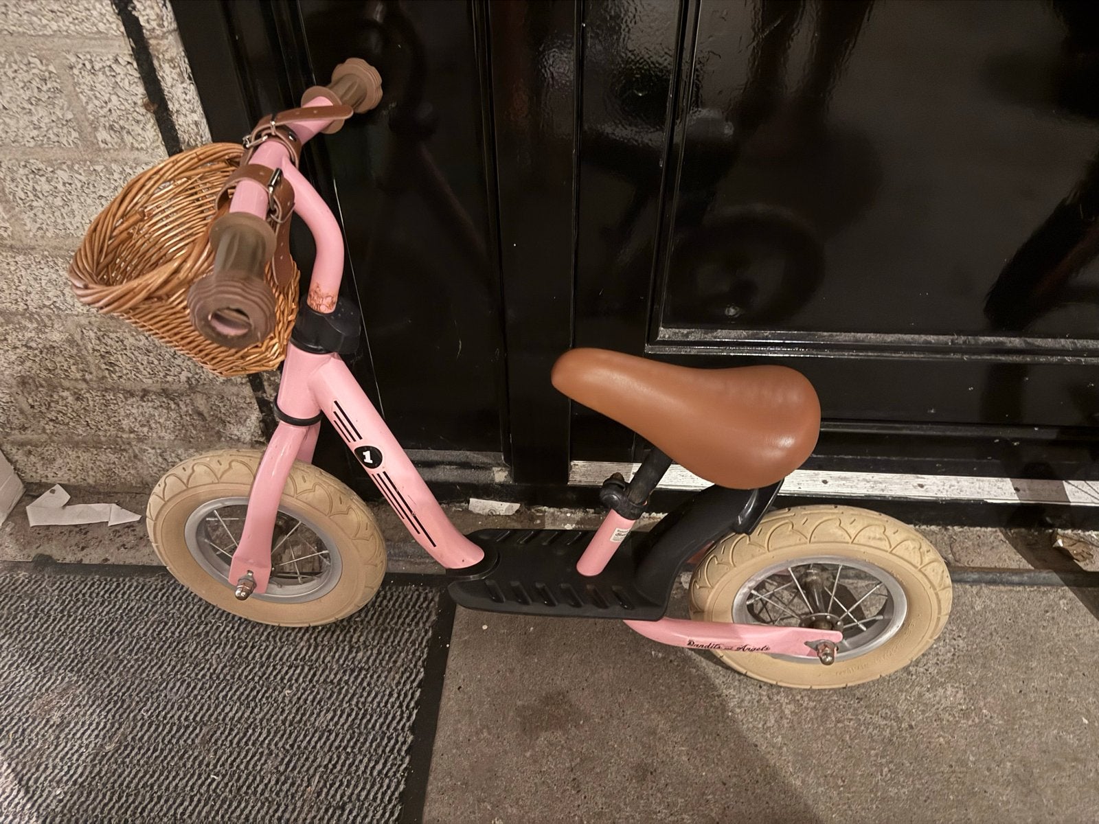 Roze loopfiets met mandje - Bandits and Angels, Fietsen en Brommers, Ophalen, Gebruikt, Minder dan 16 inch