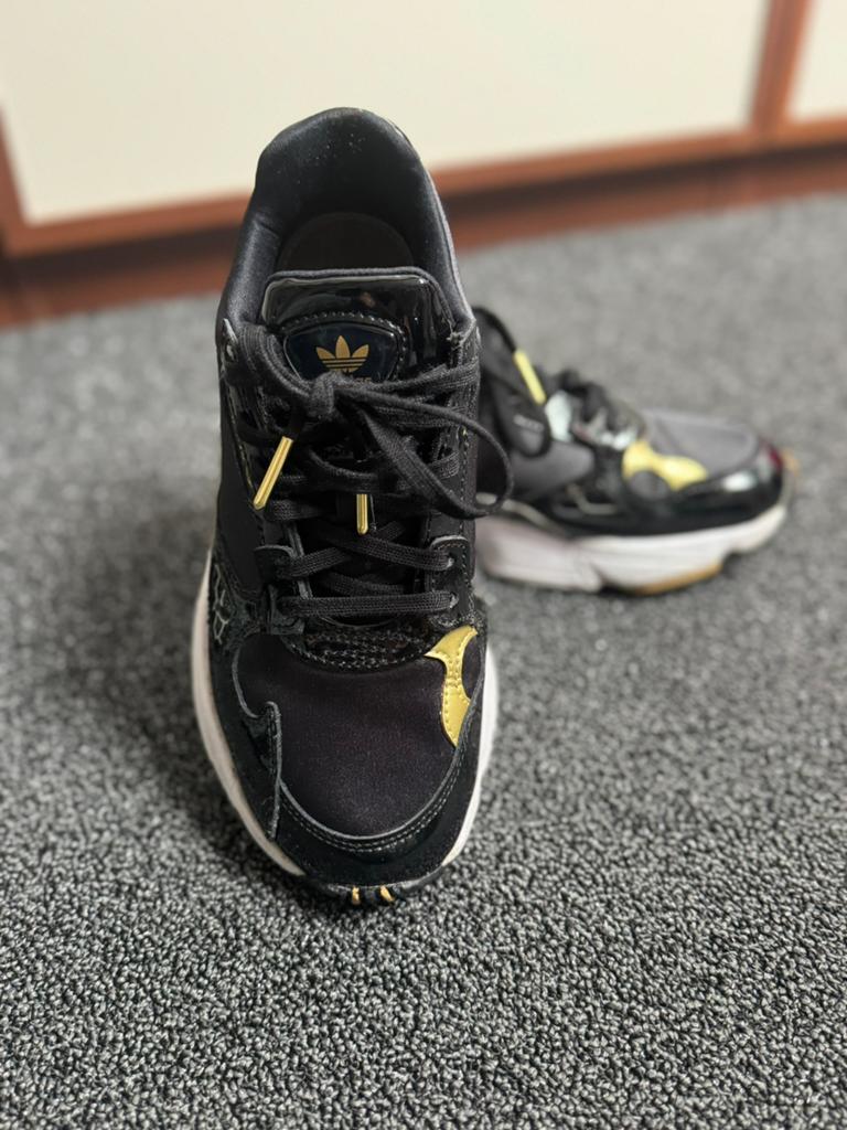 Adidas sneakers  zwart met lak en goud maat 37, Zwart, Ophalen of Verzenden, Sneakers of Gympen, Zo goed als nieuw