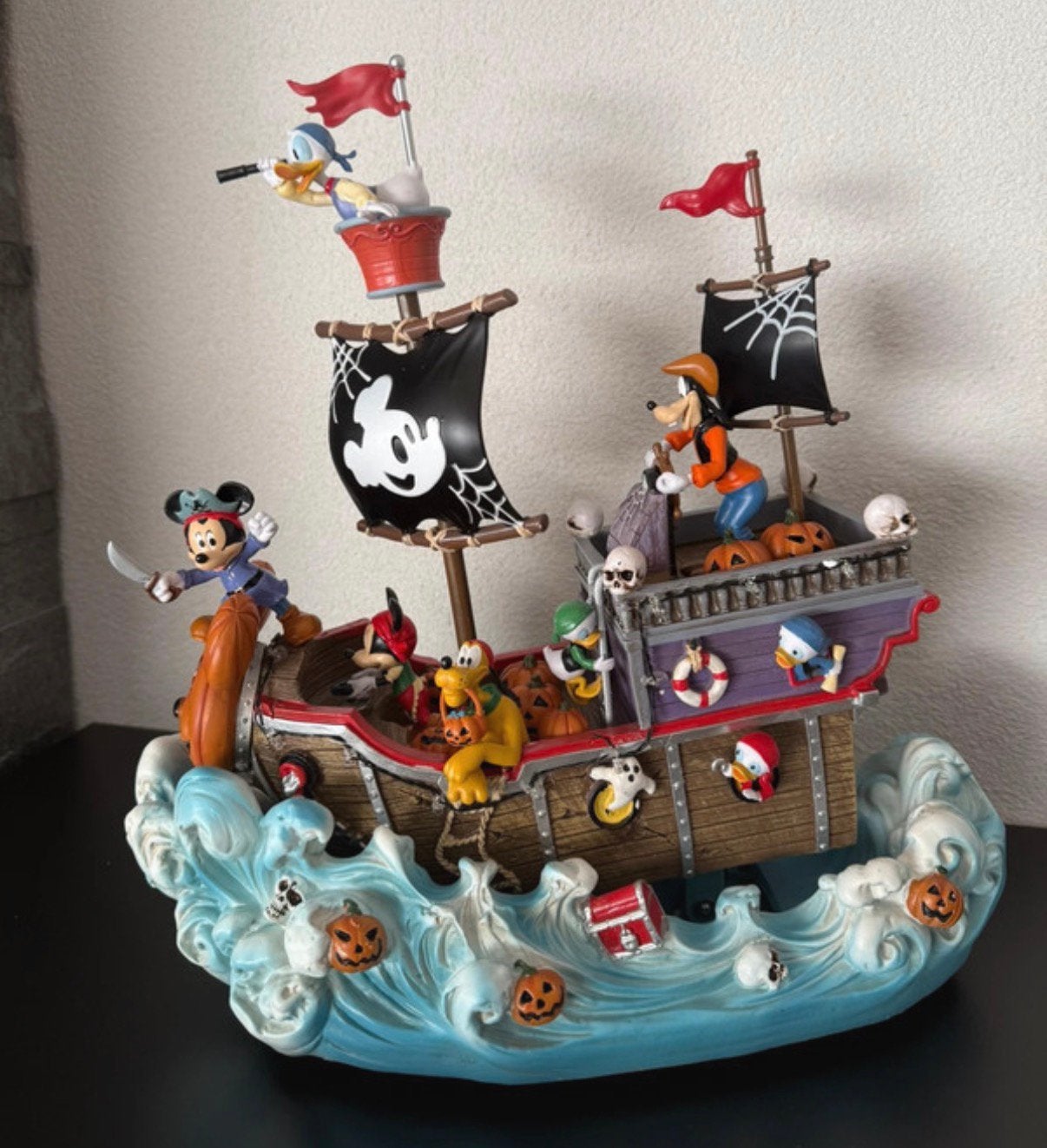 Disney halloween piratenschip mickey & friends, Ophalen of Verzenden, Mickey Mouse, Nieuw, Beeldje of Figuurtje