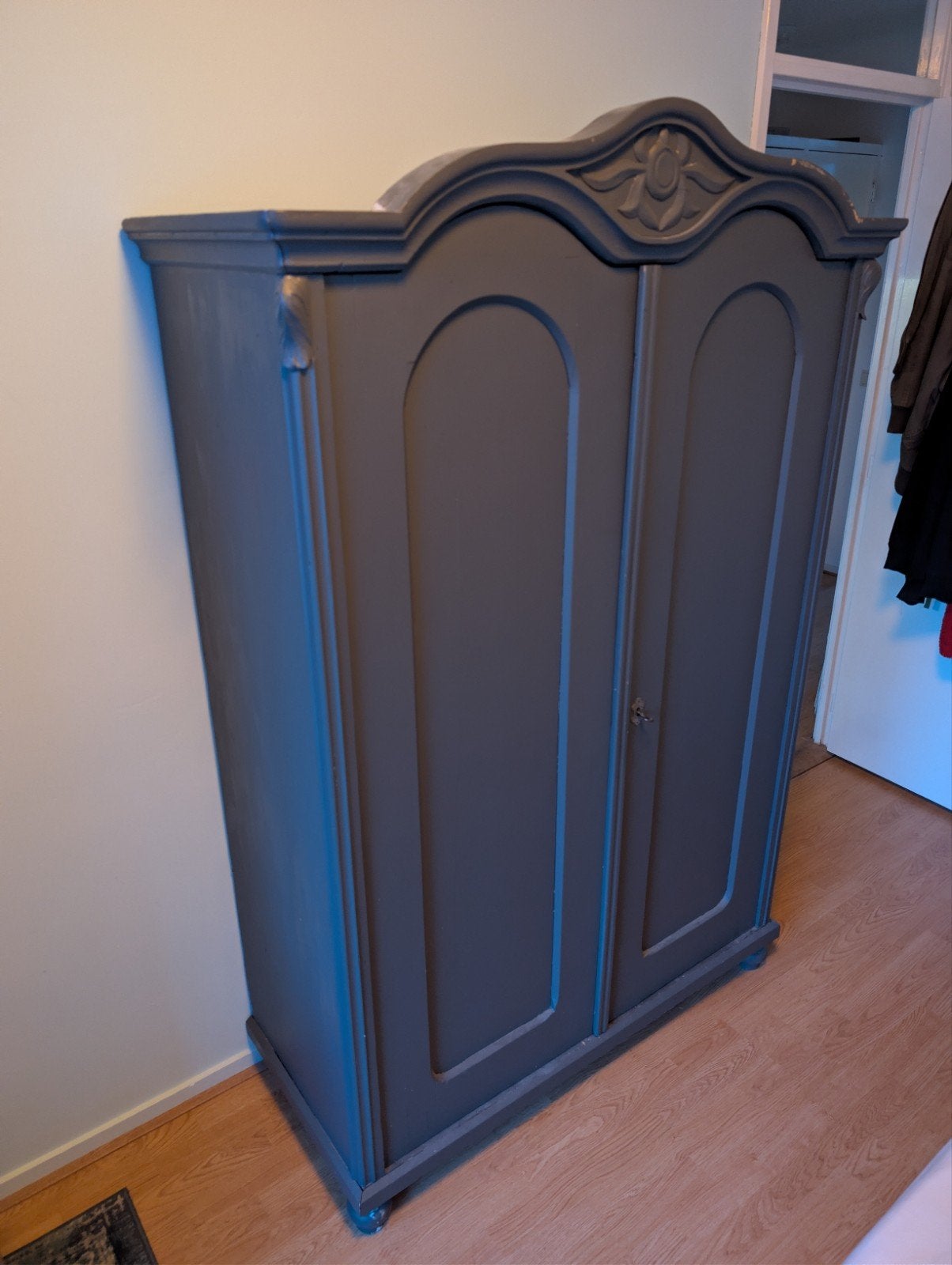 Vintage houten kast met ornament, Ophalen