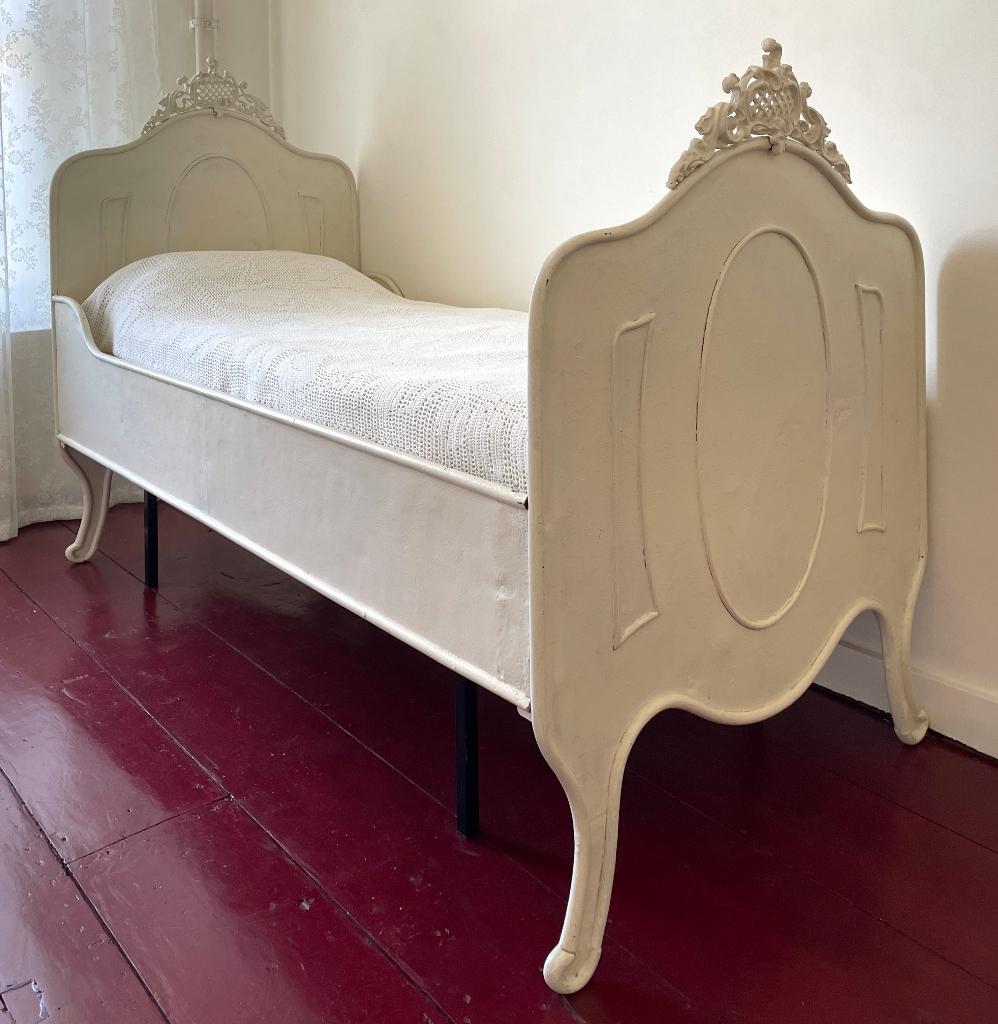 Uniek antiek Frans metalen bed met ornamenten, Ophalen
