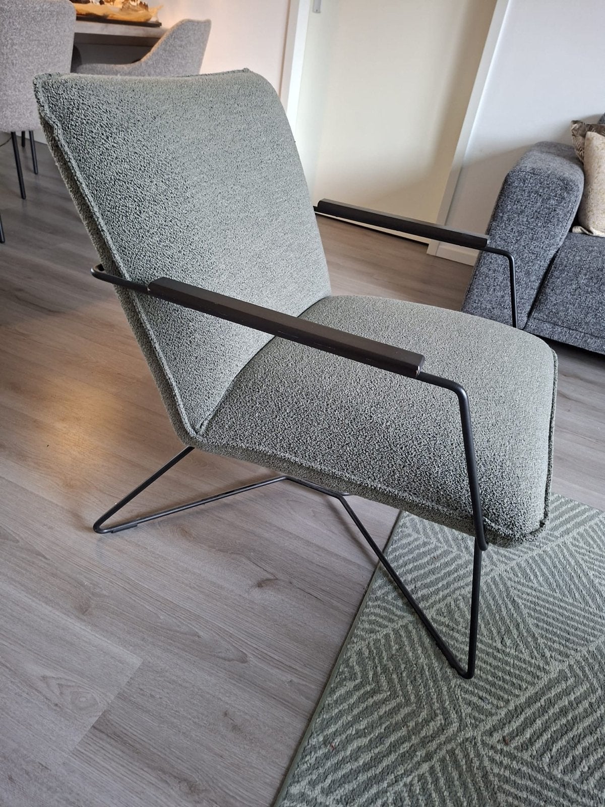 Moderne fauteuil met metalen frame en stoffen bekleding, Huis en Inrichting, Ophalen, Gebruikt, Minder dan 75 cm, Stof