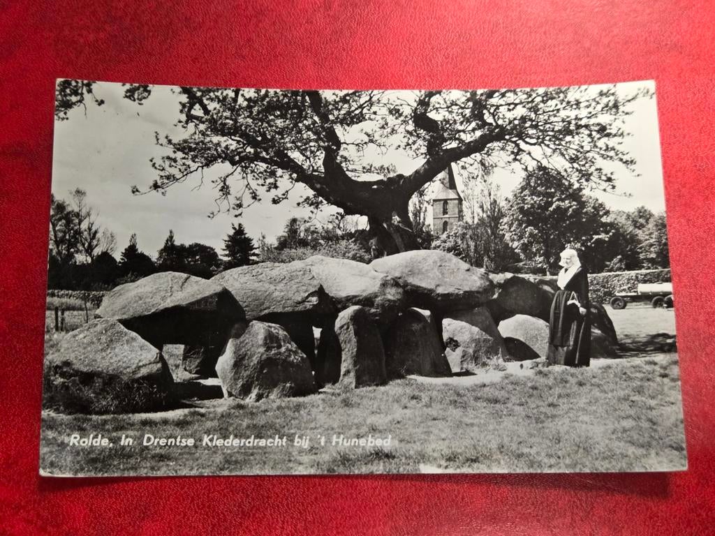 Rolde bij Assen In Drentse Klederdracht bij 't Hunebed, Ophalen of Verzenden, Voor 1920, Drenthe
