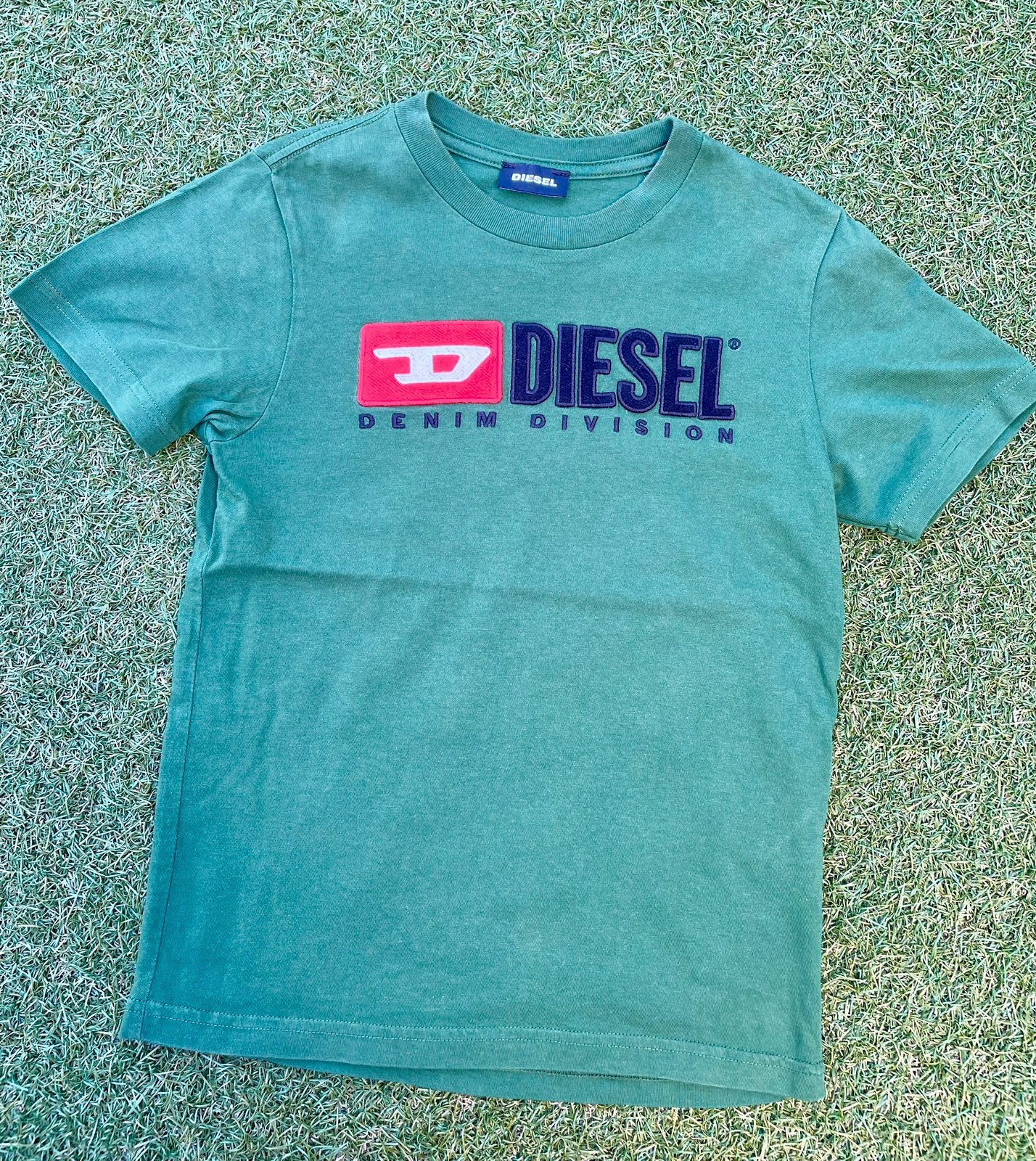 TE KOOP: mooi Diesel T-shirt groen maat 8 ZGAN, Kinderen en Baby's, Ophalen of Verzenden, Zo goed als nieuw, Jongen, Shirt of Longsleeve
