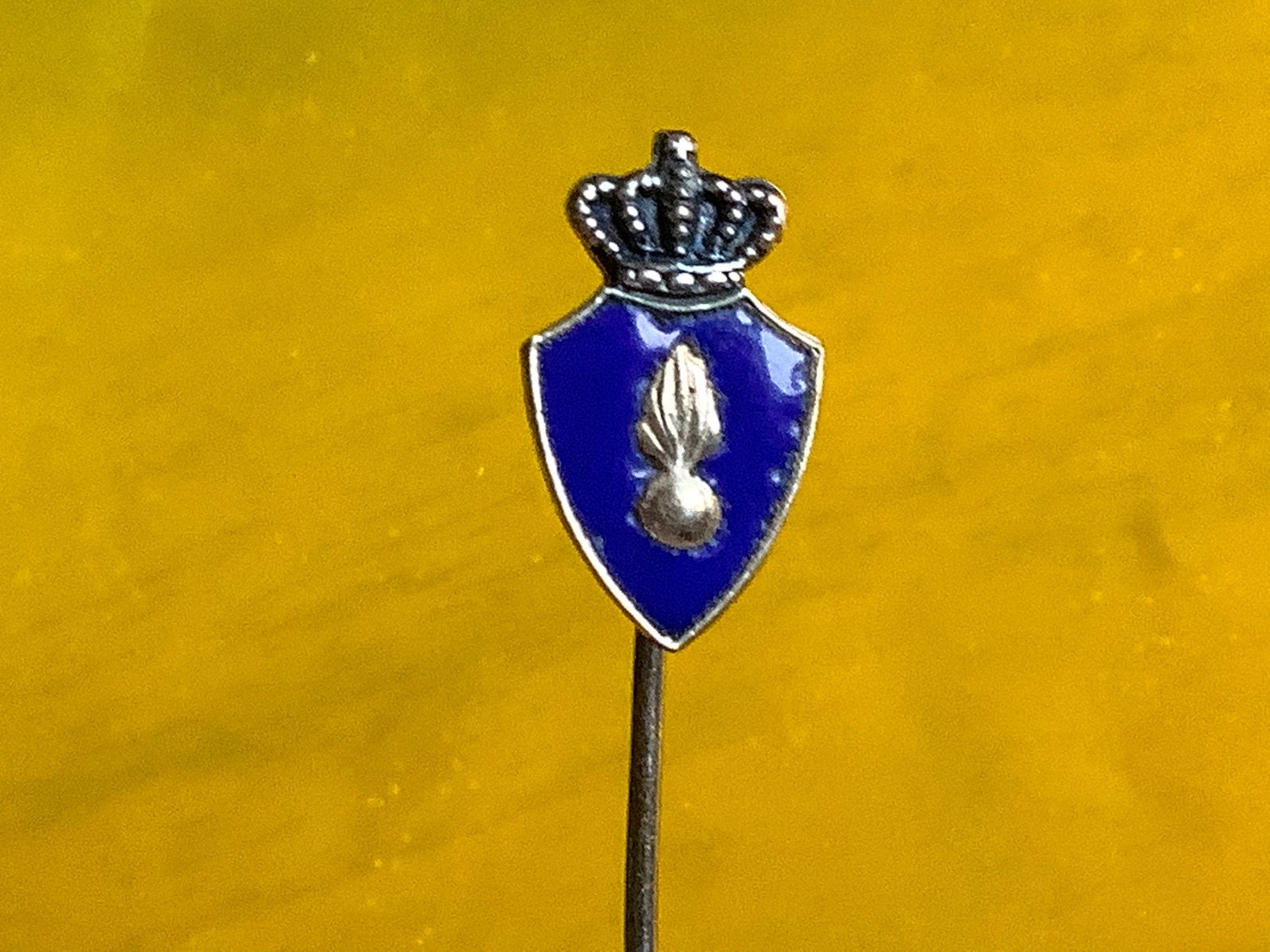 Oud emaille speldje Koninklijke Marechaussee KM militaria, Verzamelen, Ophalen of Verzenden, Marechaussee, Nederland, Embleem of Badge