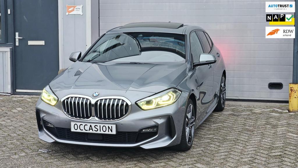 BMW 1-serie 118i M-Sport | Orig NL | PANO | Sfeerverl. | Car, Auto's, Gebruikt, Bedrijf, 3 cilinders, Zilver of Grijs