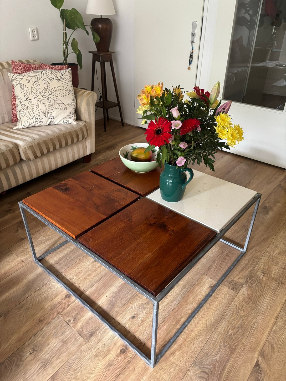 Vierkante salontafel met aluminium en houten blad, 50 tot 100 cm, Vierkant, 50 tot 100 cm, Zo goed als nieuw