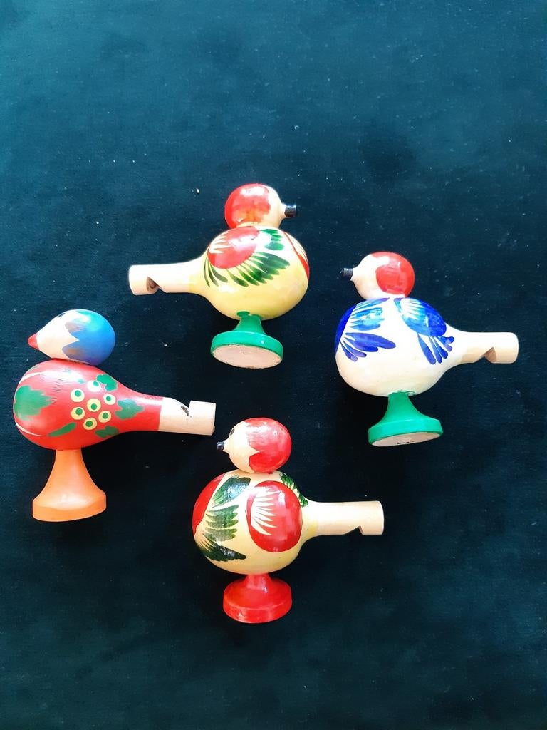 4 sierlijke houten fluitjes., Ophalen of Verzenden