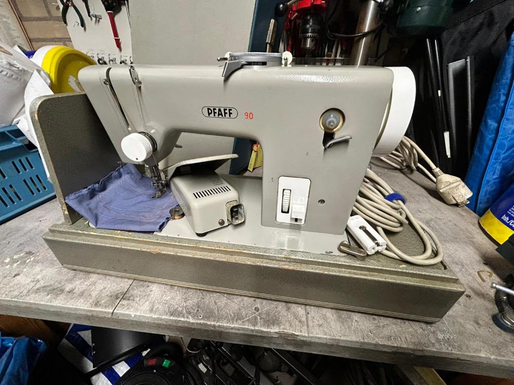 Pfaff 90 (voor het zware werk) gereviseerd, Hobby en Vrije tijd, Naaimachines en Toebehoren, Ophalen, Zo goed als nieuw, Naaimachine