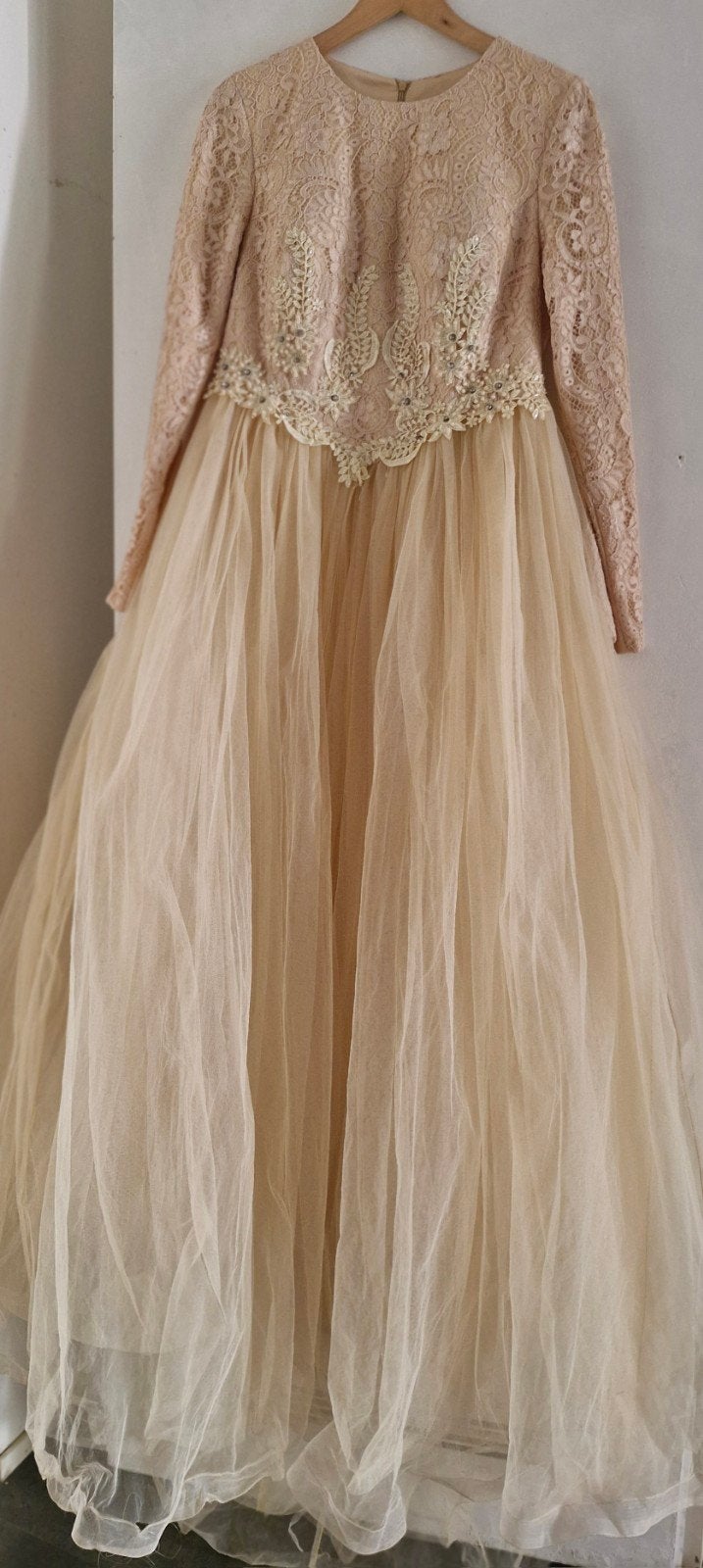 Elegante Bruidsmeisjesjurk / Trouwjurk - Kant & Tule, Beige, Zo goed als nieuw, BELLEY fashion design, Bruidsmeisjeskleding