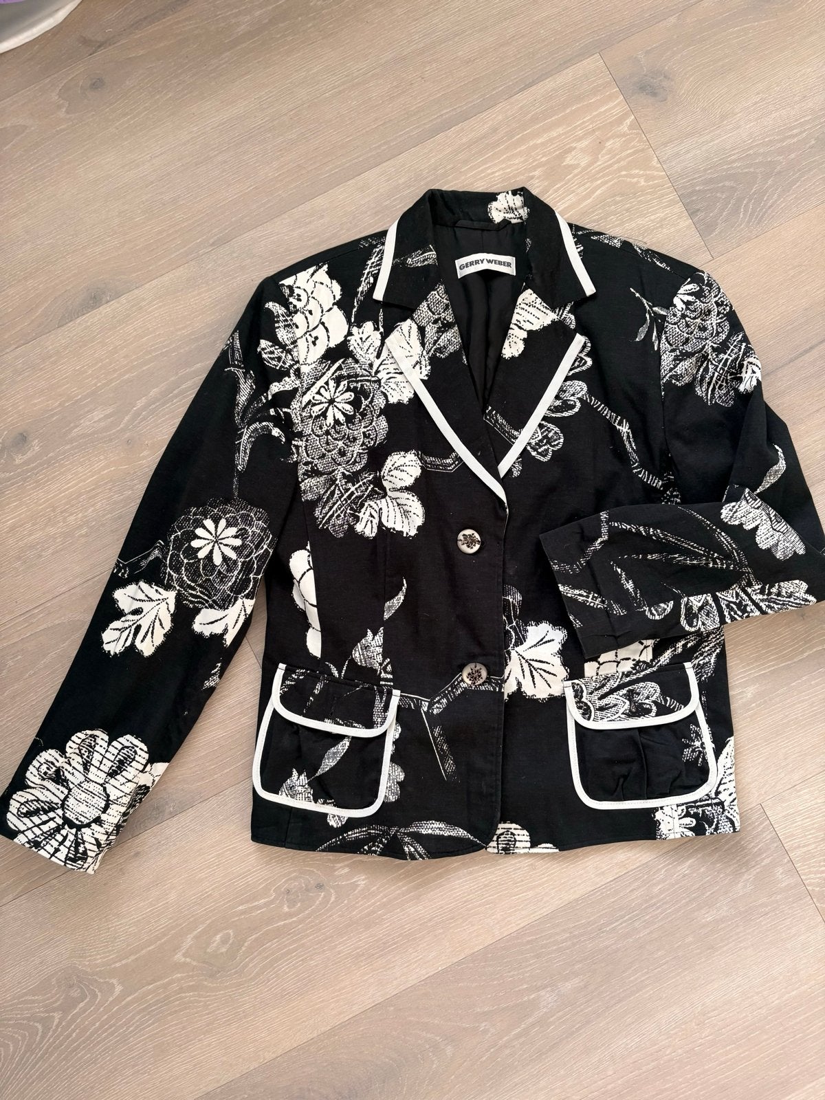 Gerry Weber Blazer Maat 40 - Zwart/Wit Bloemenprint, Maat 38/40 (M), Zwart, Ophalen of Verzenden, Zo goed als nieuw