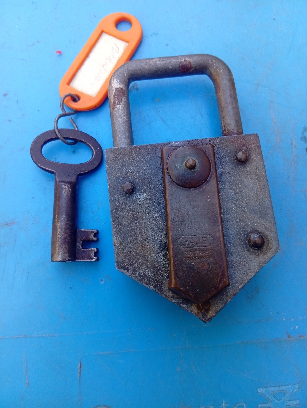 Antiek Yale Hangslot met Sleutel - Made in Germany, Ophalen of Verzenden, Gebruikt, IJzer, Slot