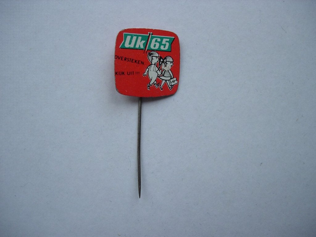 speldje UK 65 "oversteken, kijk uit", Verzamelen, Speldjes, Pins en Buttons, Verzenden, Zo goed als nieuw, Merk, Speldje of Pin