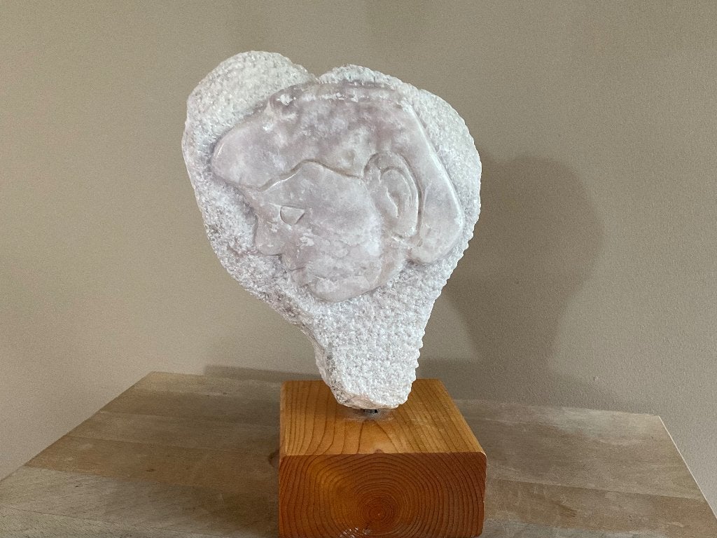 Sculptuur van albast met reliëf gepolijst hoofdje vrouw, Verzenden, Natuurlijk materiaal, Buste, Vrouw