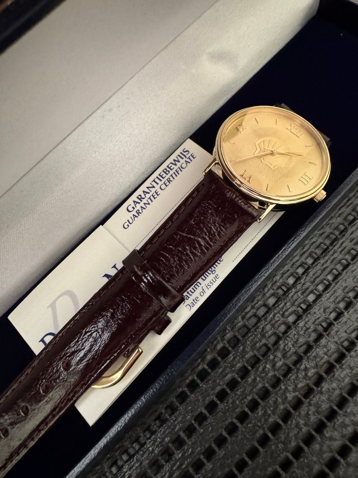 Gouden Polshorloge met Leren Bandje - Nieuw in Doos, Leer, Polshorloge, Nieuw, Goud